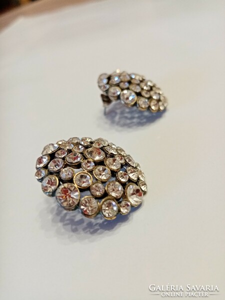 Sparkling stone earrings