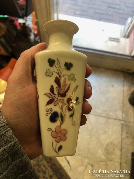 Zsolnay porcelán váza, 14 cm magas, hibátlan darab.