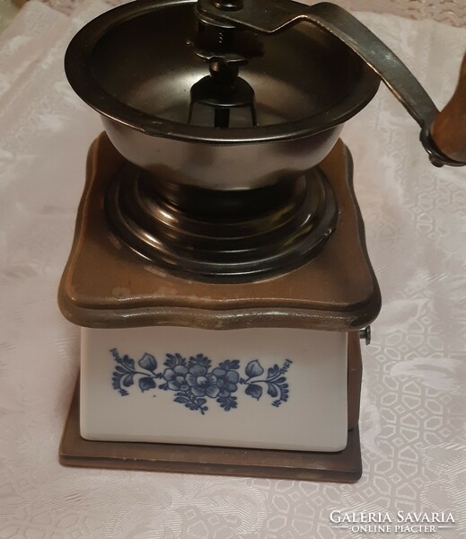 Coffee grinder with porcelain body