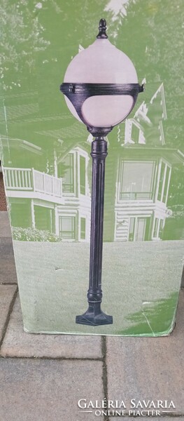 ﻿2 outdoor floor lamps, one shade is missing. Negotiable.