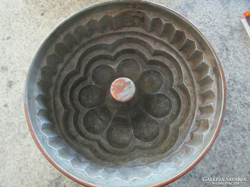 Biedermeier red copper copper confectioner's baking pan kuglóf wreath shape sharp contour museum confectionary