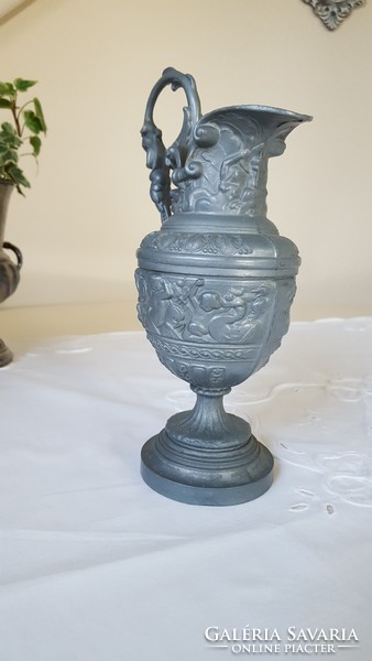 Pewter carafe with putty, female pattern