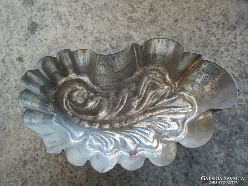 Biedermeier metal pastry baking dish shape sharp contour museum confectionery