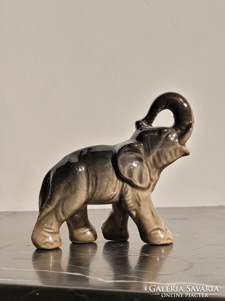 Porcelán elefánt felfelé álló néző mutató ormánnyal 9x8cm