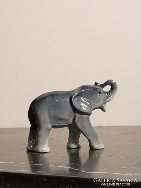 Porcelán elefánt felfelé álló néző mutató ormánnyal 8x6cm