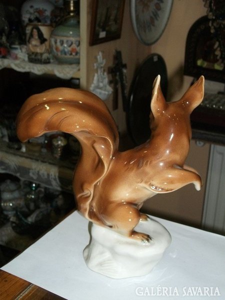 Csehszlovák porcelán mókus figura