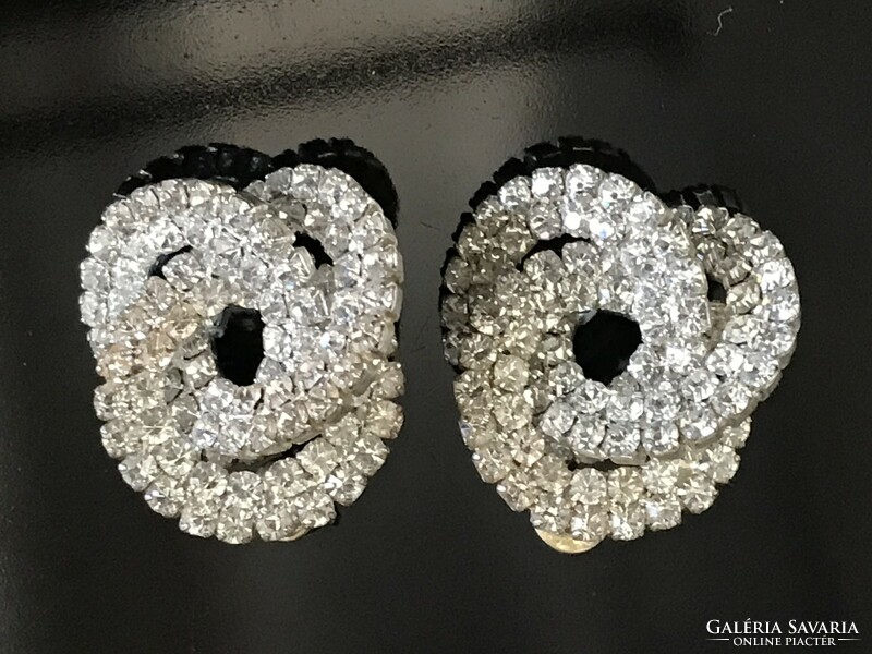 Pretzel-shaped stud earrings with shiny rhinestones, 2.3 x 2 cm