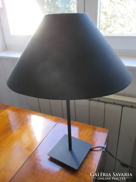 Fekete, belül csontszínű, a fényt hibátlanul irányító asztali lámpaernyő