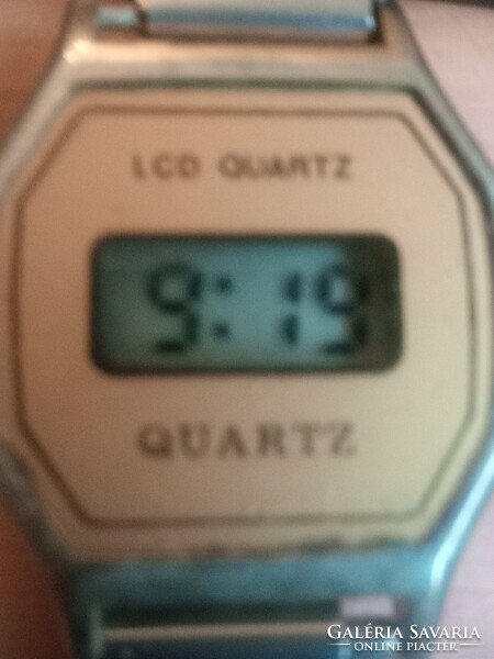 Retró LCD Quartz női karóra rugós fémszíjjal