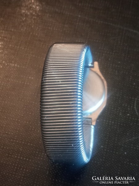Retró LCD Quartz női karóra rugós fémszíjjal