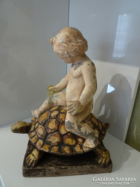 Antik jelzett kerámia teknős a hátán utazó puttóval.