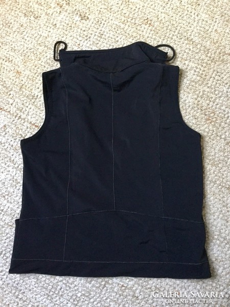Vest with a fashionable silky effect, front zipper, size m!