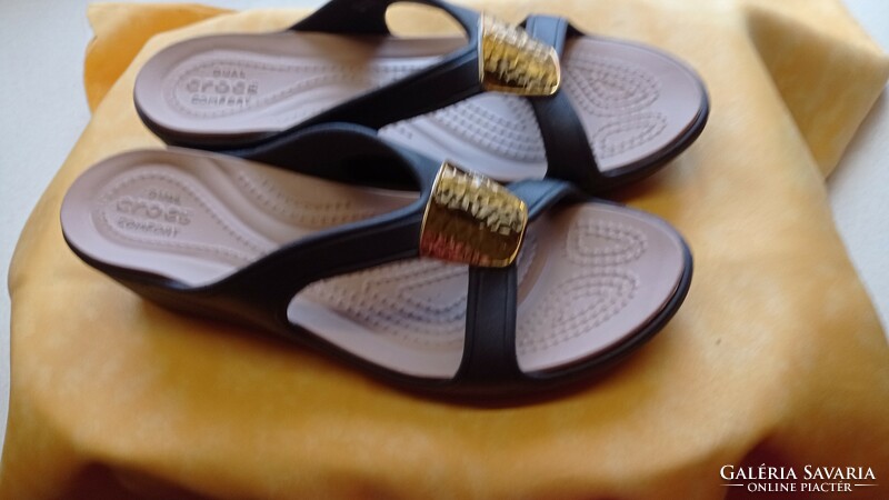 Crocs black women's slippers/sandals w7
