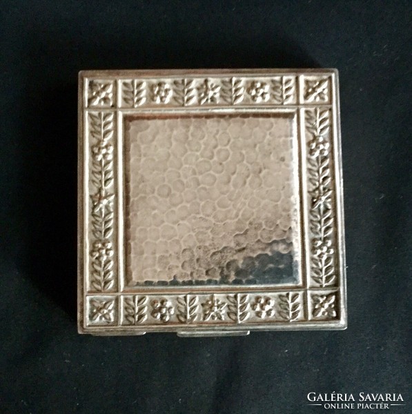 Silver-plated powder is a work of applied art, anything that fits can be stored in it!
