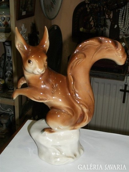 Csehszlovák porcelán mókus figura