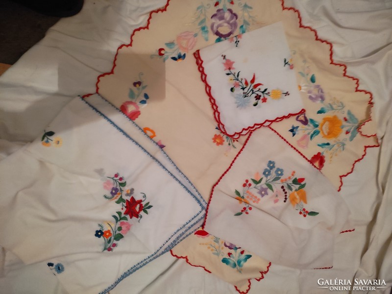8 darab vintage kézimunka, 1983-as textil naptár, vászon terítő, hímzés