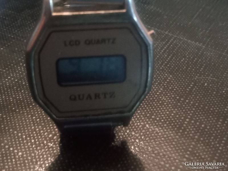 Retró LCD Quartz női karóra rugós fémszíjjal