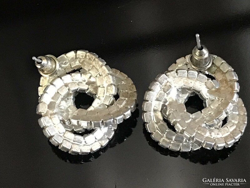 Pretzel-shaped stud earrings with shiny rhinestones, 2.3 x 2 cm