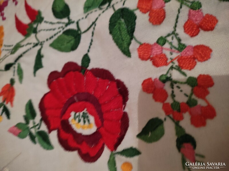 8 darab vintage kézimunka, 1983-as textil naptár, vászon terítő, hímzés