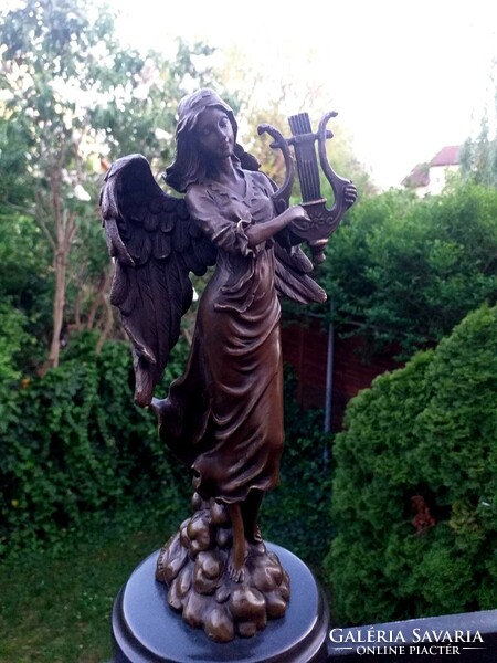 Zenélő angyal - bronz szobor