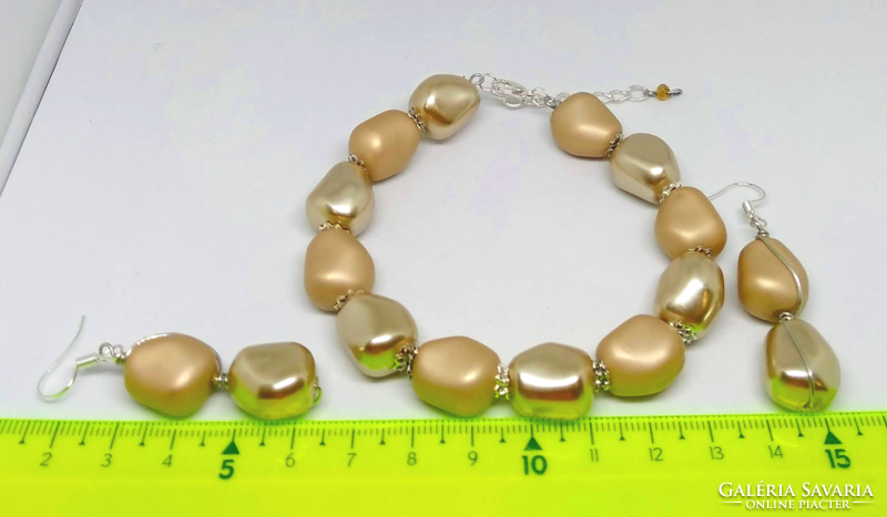 Tekla matte and shiny gold pebble pearl bracelet and earring set