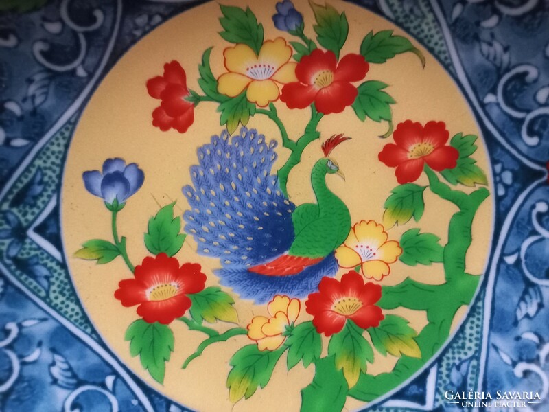 A beautiful oriental Chinese decorative bowl with a peacock
