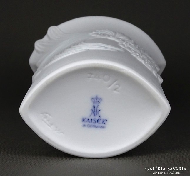 1L899 Biszkvit M. Frey Kaiser hófehér porcelán design váza 19 cm