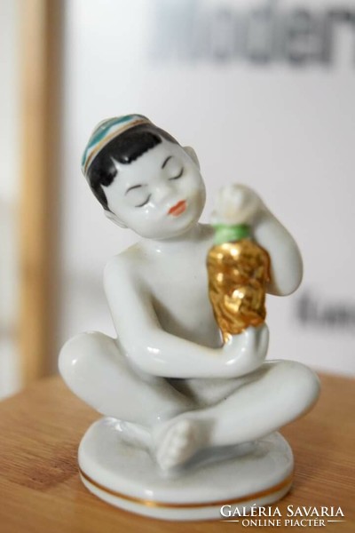 Fiú szőlővel Lomonosov mini porcelàn figura