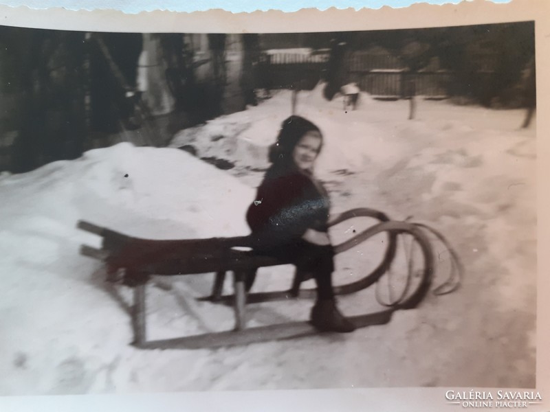 Régi gyerekfotó szánkózás téli játék a hóban fénykép 4 db