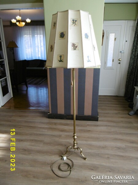 Floor lamp.