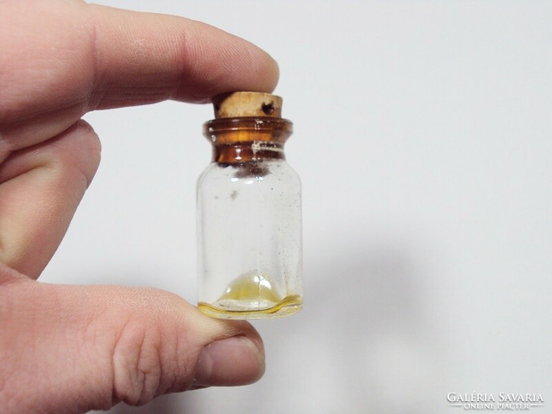 Régi retro mini üveg palack parafa dugóval 4 cm magas