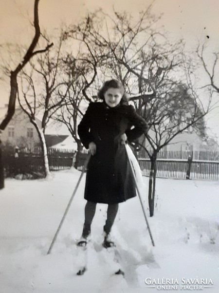 Régi női fotó 1940 körül vintage téli fénykép síléc