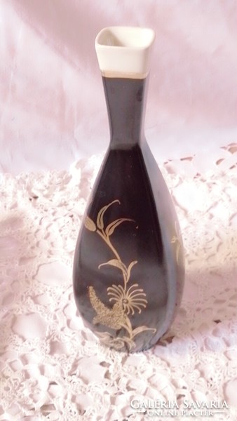 Graceful, elegant vase, 19.5 cm with a gold floral pattern on a black background.
