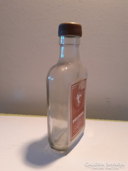 Retro pálinkás üveg címkés palack