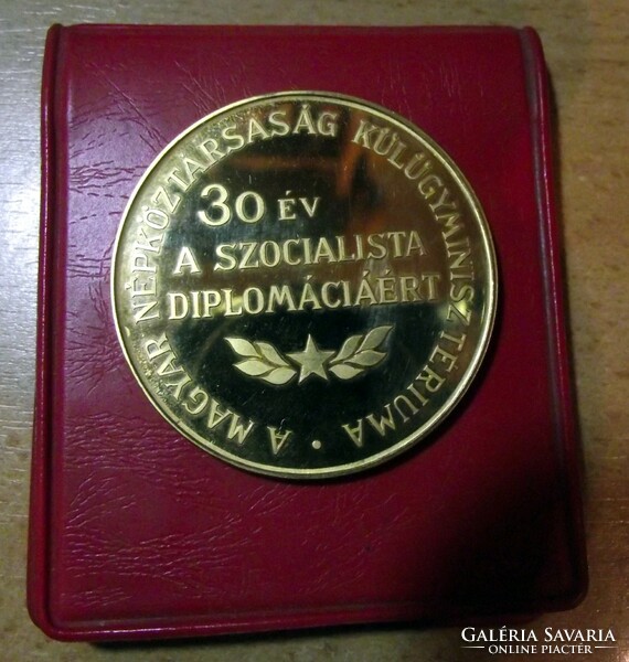 "30 év a szocialista diplomáciáért" aranyozott fém emlékérem tokban