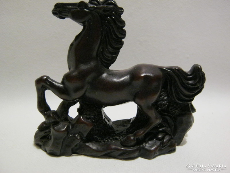 Vágtázó ló figura