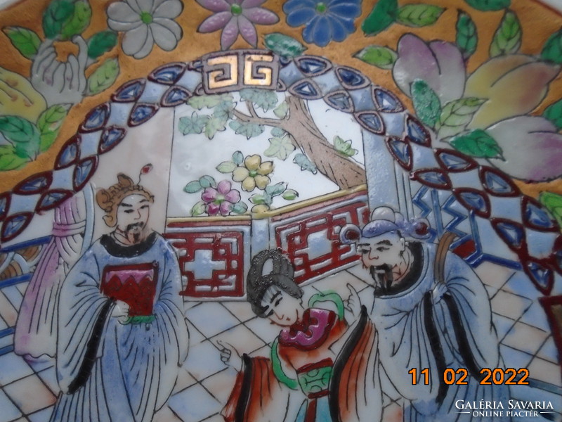 Daoguang (1820-1850) famille rose bulging with colorful enamel designs palace scene