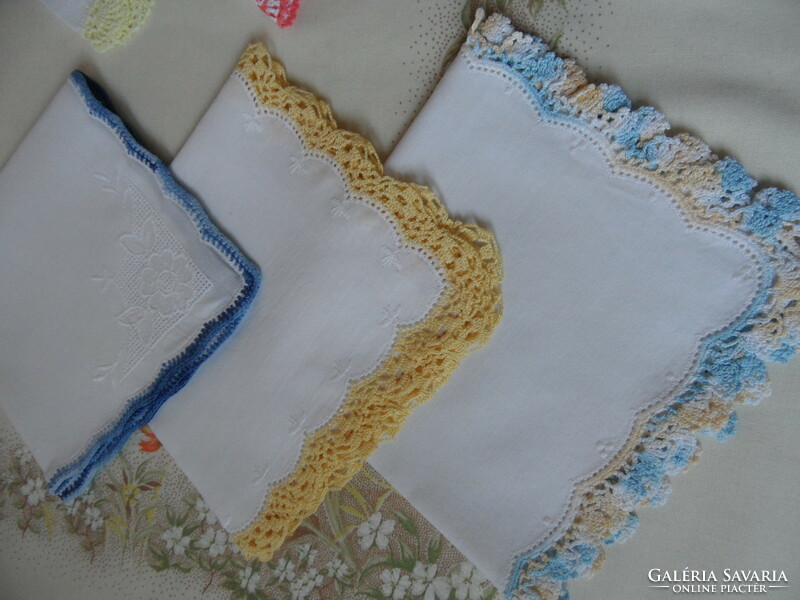 Colorful embroidered handkerchief package with lacy edges (6 pcs.)