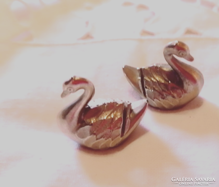 Pair of swans, silver-colored metal shelf decoration, dollhouse decoration 36.