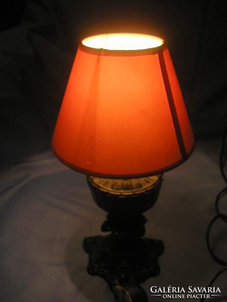 U2 Asztali antik lámpa ritkaság vasöntvény még a talp nyomógombos eredeti kapcsolóval igazi kuriózum
