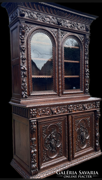 Reneszánsz stílusú tálaló vagy vitrin szekrény