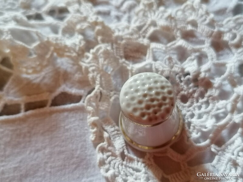 Porcelain thimble with deer pattern 4, with Raven House markings.