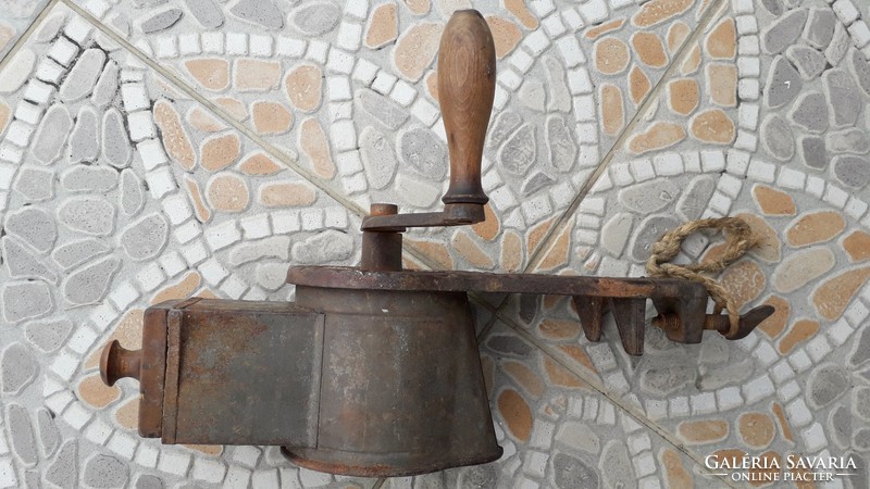 Antik öntöttvas daráló szecessziós cukrász konyhai eszköz vintage asztali diódaráló