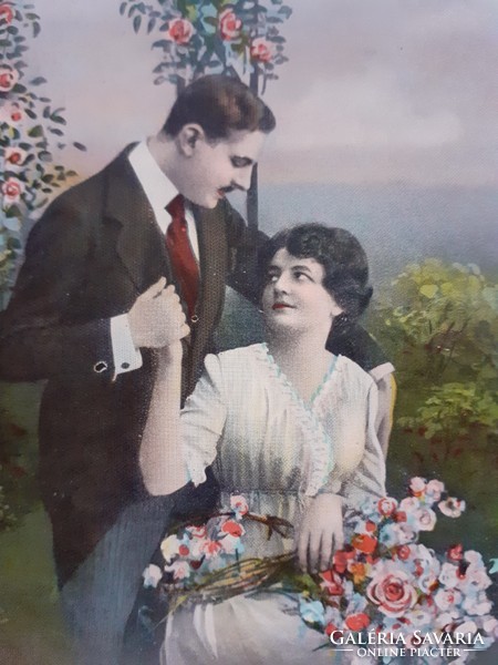 Régi képeslap 1916 feliratos fotó levelezőlap szerelmespár rózsák között