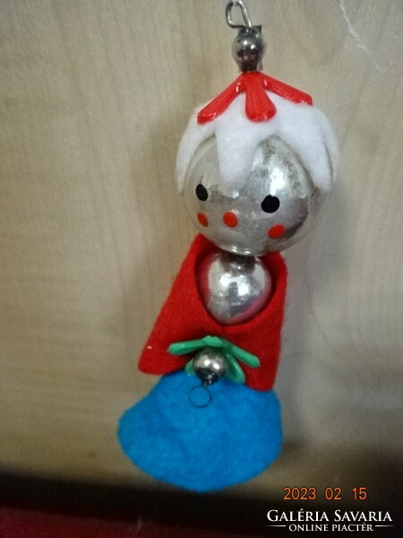 Karácsonyi üveggömb, filc ruhás kislány, magassága 9,5 cm. Jókai.