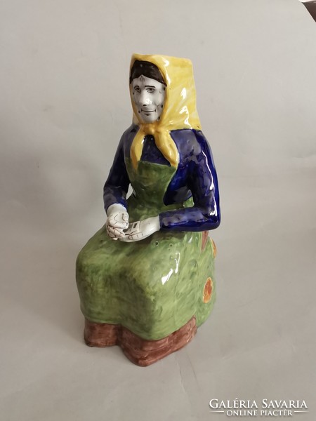 Seated woman faience 