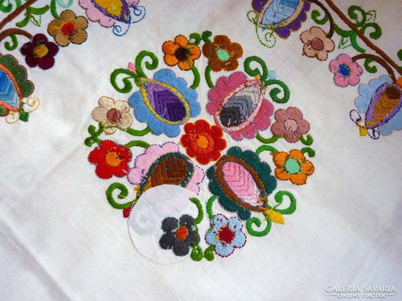 A special, richly embroidered centerpiece