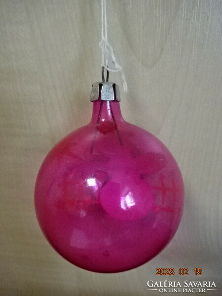 Pink karácsonyi üveggömb, kézzel festett hóemberrel, átmérője 6 cm. Jókai.