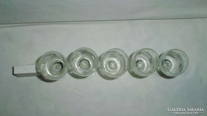 Öt darab csiszolt üveg likőrös, röviditalos talpas pohár - együtt