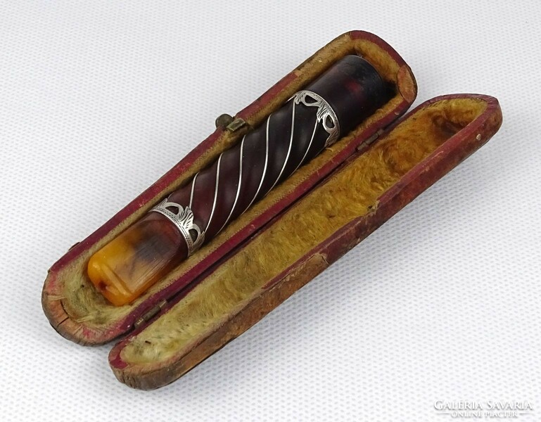 1M008 Antik ezüsttel díszített borostyán cigaretta szipka eredeti bőr tokjában